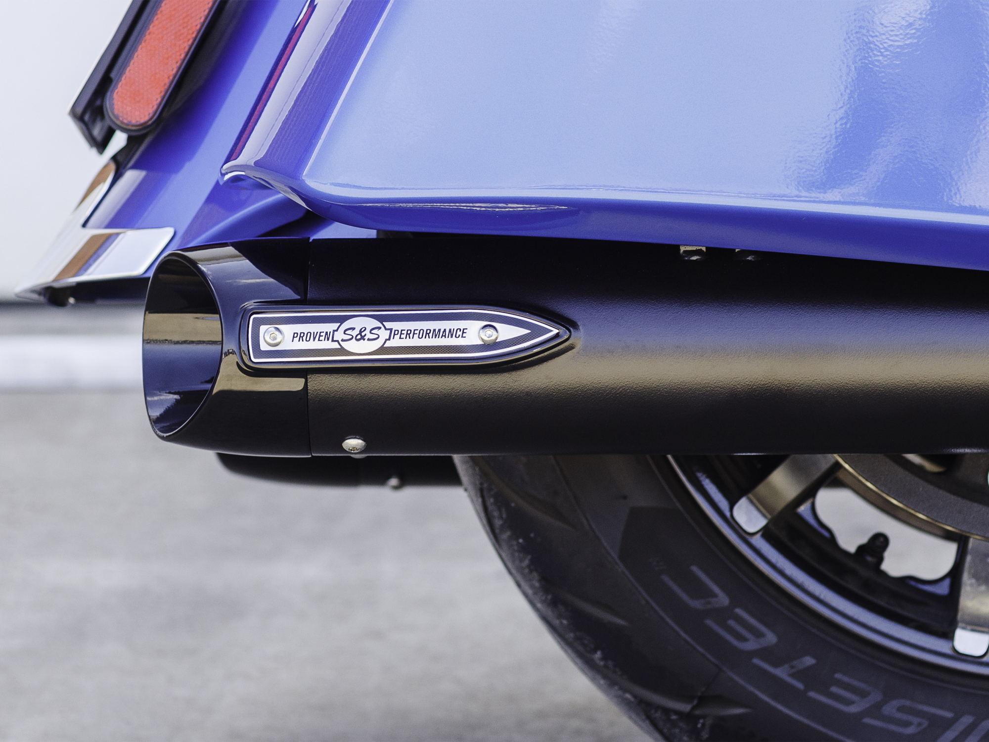 Broadhead 4in. Slip-On Mufflers - Black with Black End Caps. Fits Indian Big Twin 2014up with Hard Saddle Bags. S&S - Image 3