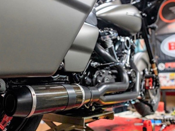Bob Cat 2-into-1 Exhaust - Black with Carbon Fibre Sleeve Muffler. Fits Touring 2017up. D&D EXHAUST - Image 2